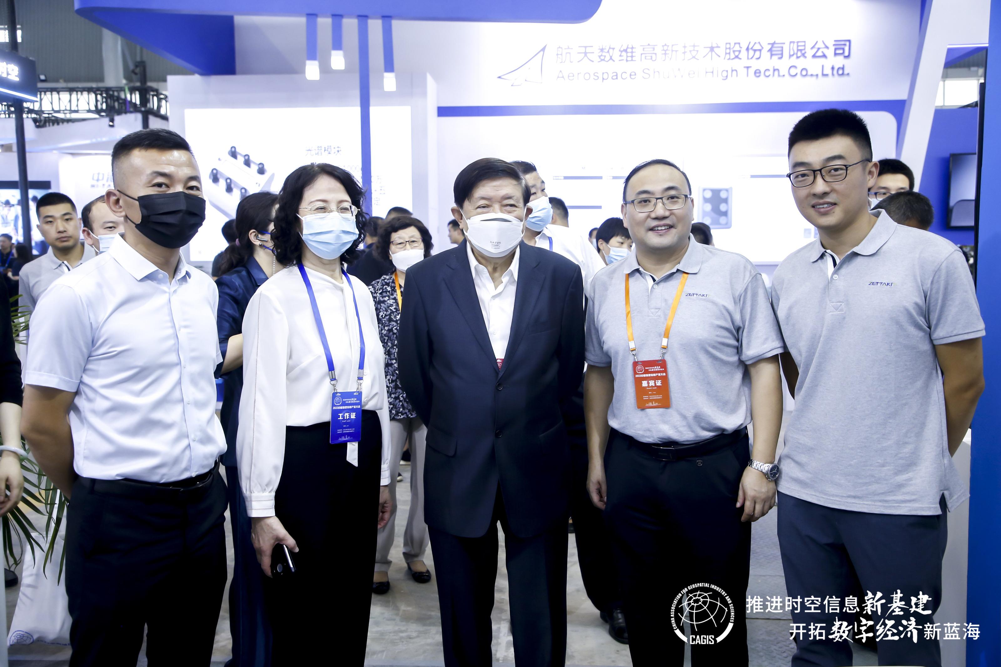 师武文忠莅临参观展会期间,泽塔云副总裁汪立生接受了央视新闻访谈,他