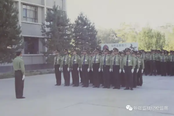 2000年新疆乌苏监狱岗位练兵民警方队接受检阅