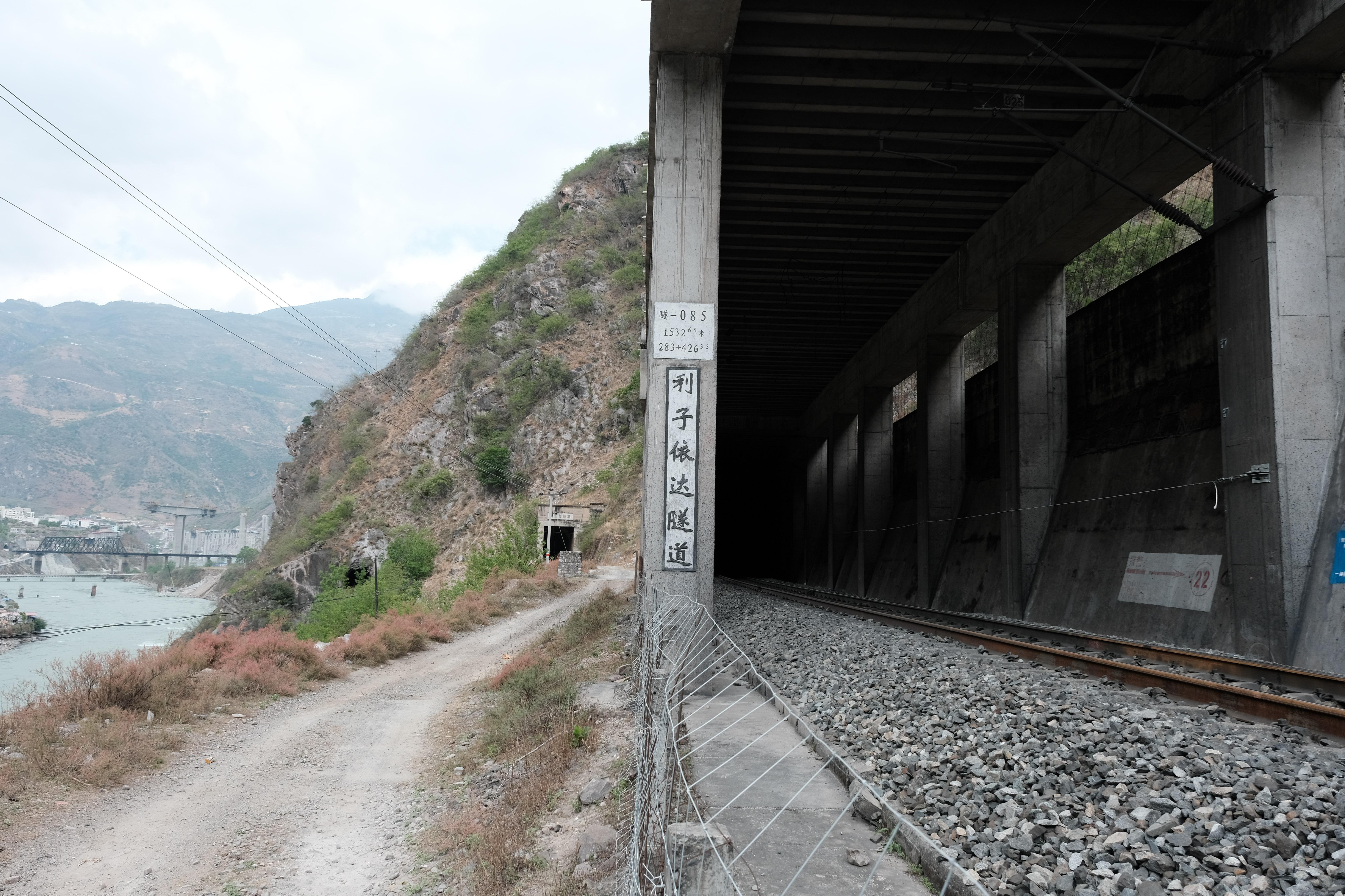 最左侧是大渡河铁道桥,中间是原来老线的奶奶包铁路隧道,右边是事故