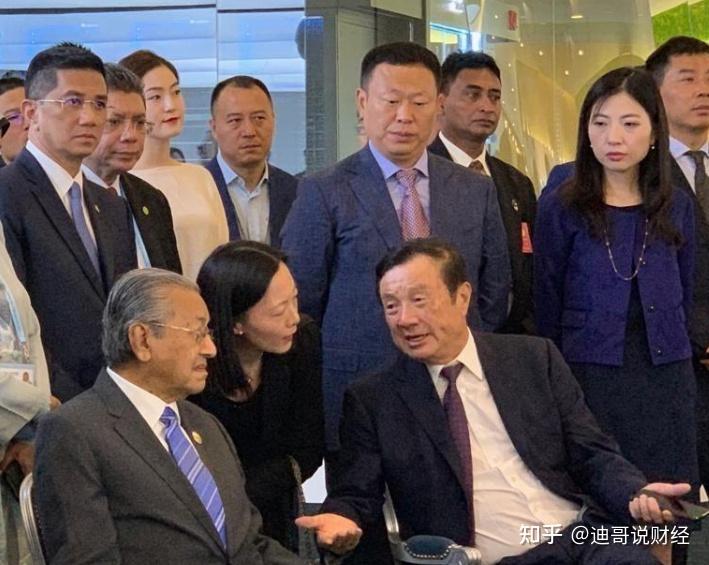 2011年,任正非退出华为的管理层专心做一名组织者,建立起轮值ceo的