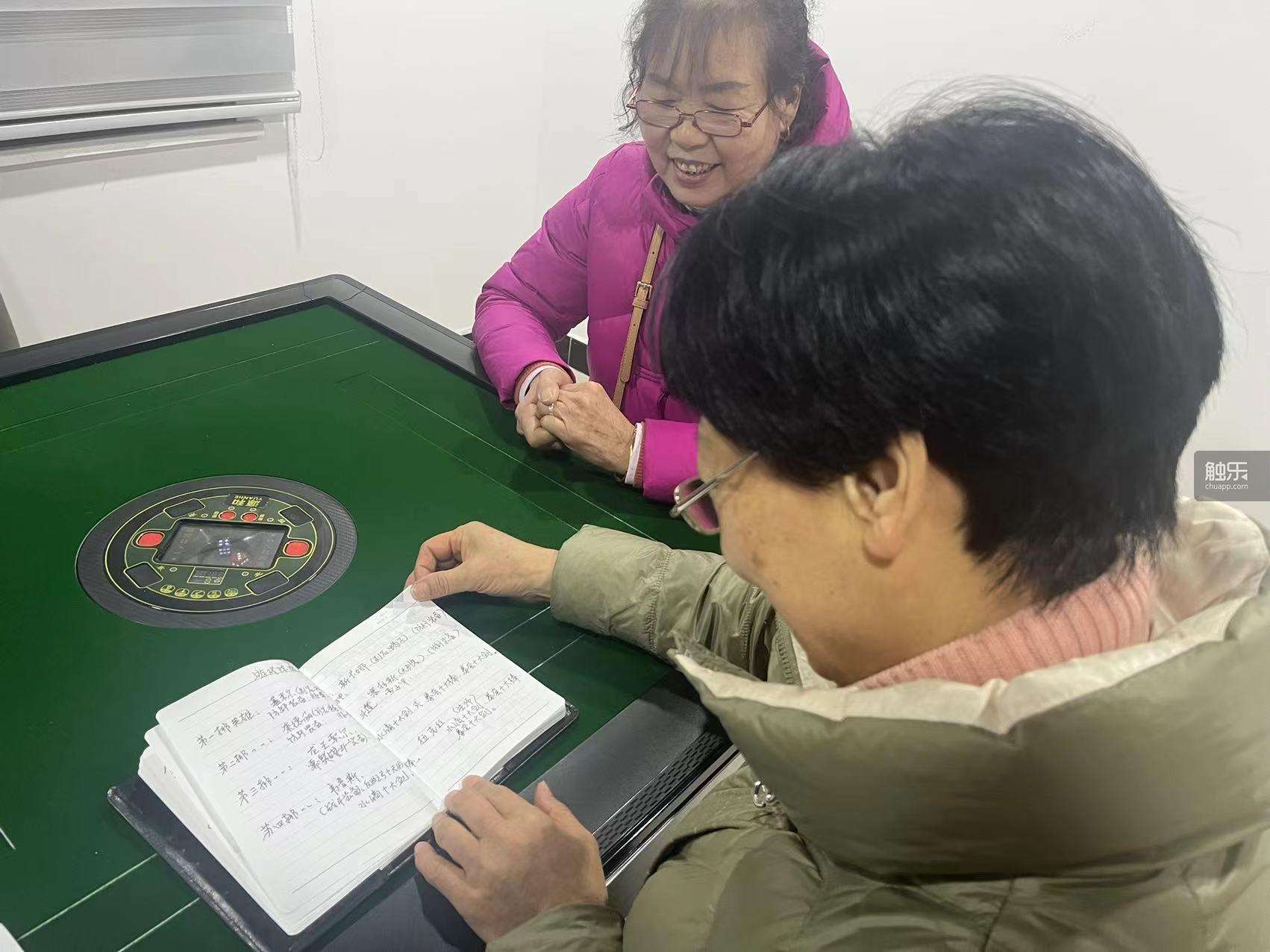 68岁，她和姐妹加入了电竞战队