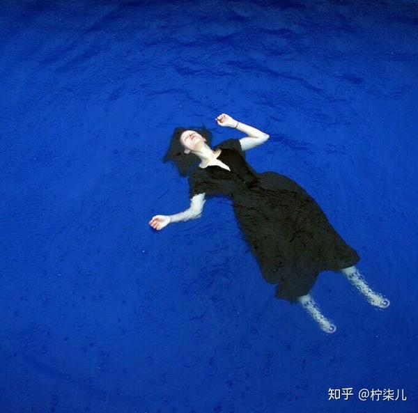 有哪些看起来比较压抑的头像,或者黑白的?