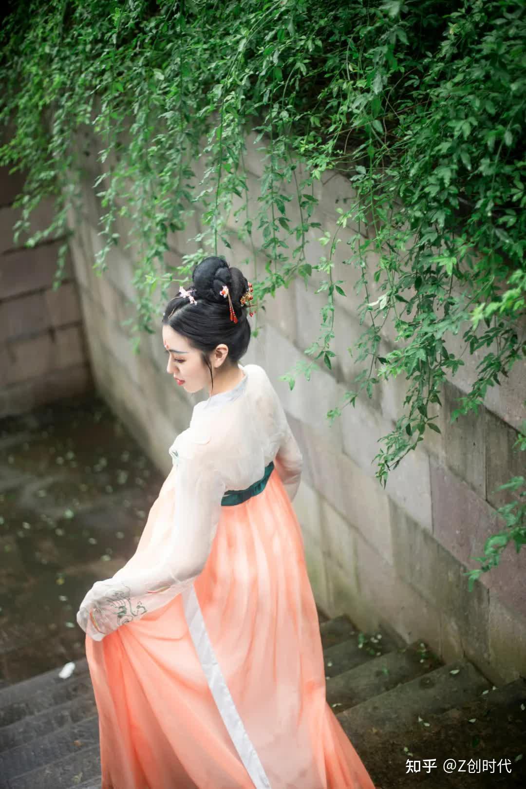 这套中国风美女古装写真,婀娜姿态,尽显婉约与娇羞