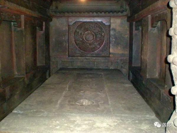 北京西峰寺送给王爷载滢的陵墓地宫出现了涌泉,可见水下棺床上的金井