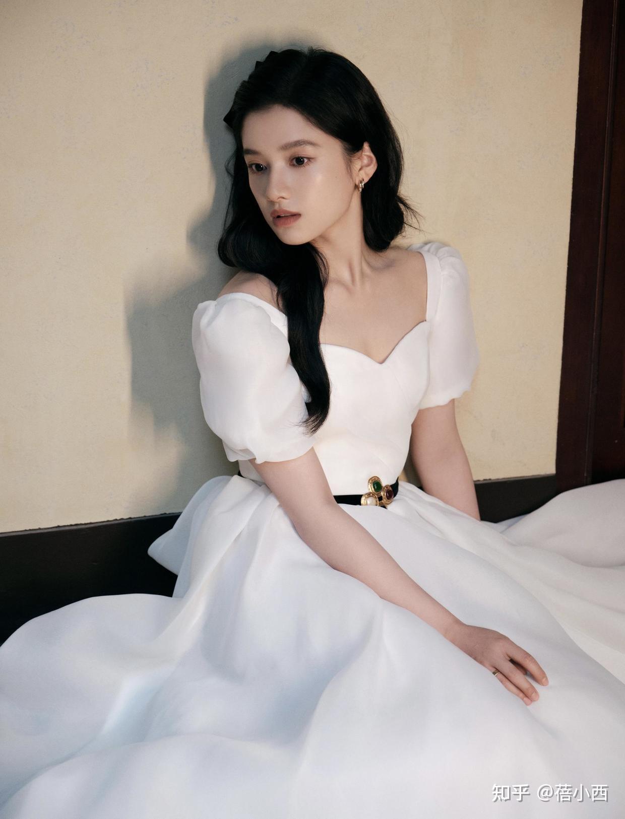 张婧仪好有少女感穿棋盘格纹开衫配半裙可爱俏皮嫩得似高中生