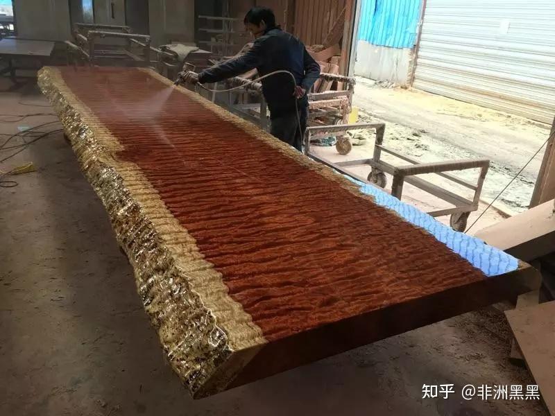 家具城标价48990的巴花实木大板其实出厂就几千