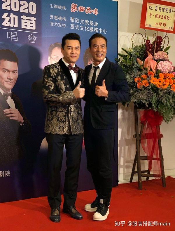 65岁任达华黑西装混搭运动鞋赶时髦,小1岁吕良伟黑金造型气场足