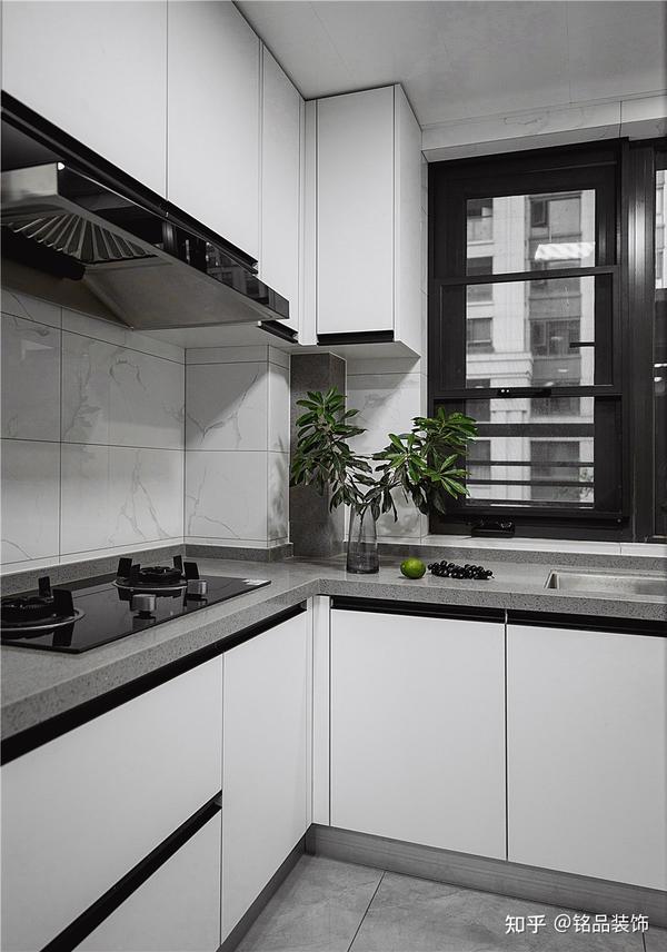 厨房的橱柜台面用了 "u"型设计,从最右边的放置区,到清洗区,再到烹饪