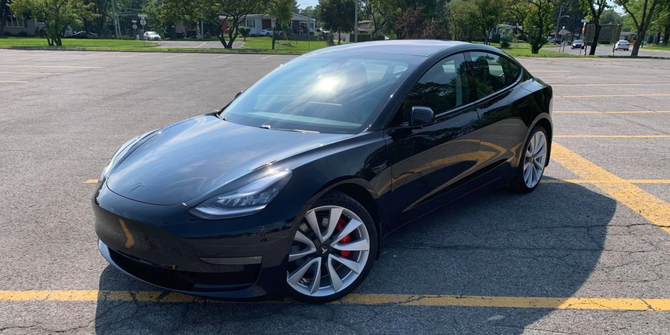 特斯拉Model3外观,特斯拉model3红色 特斯拉model3搭载82千瓦时电池组续航568公里