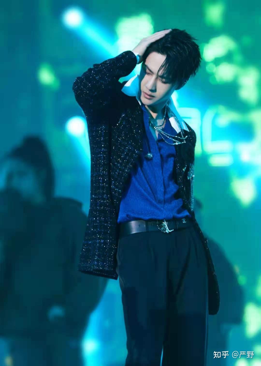 如何评价王一博在乐华十二周年年会上演唱无感的舞台表现