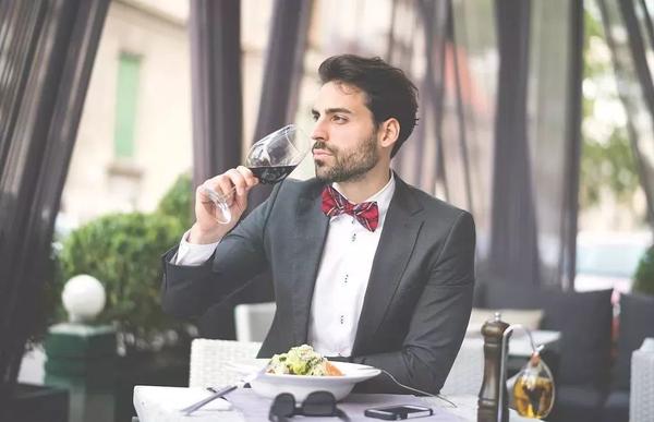 80%的男人都爱喝红酒,和啤酒比,为什么男人更偏爱红酒