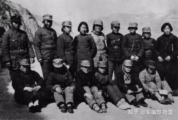 地的花木兰们日常的军事训练学习1938 年,在冀中的三个妇救会女干部