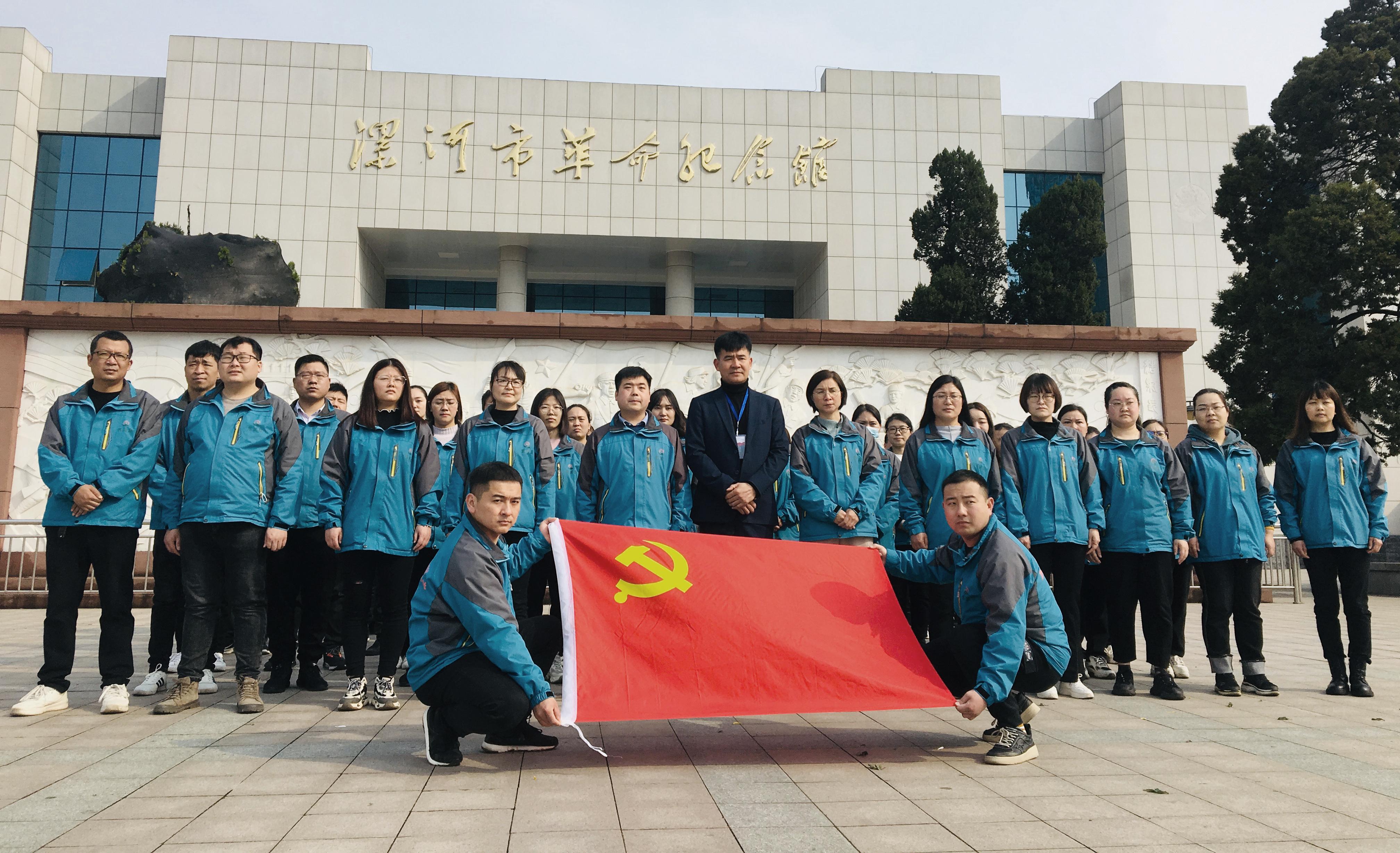 在清明节来临之际,易建联建筑业资质联营平台来到漯河市烈士陵园,开展