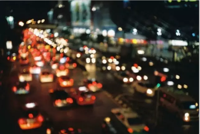 夜幕降临时,路上匆匆的行人欲赶回的地方,那就是家