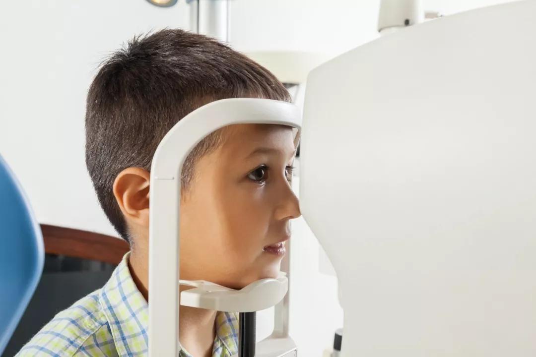 家长们比较陌生的眼科疾病,它是一种眼球无明显器质性病变,单眼或双眼