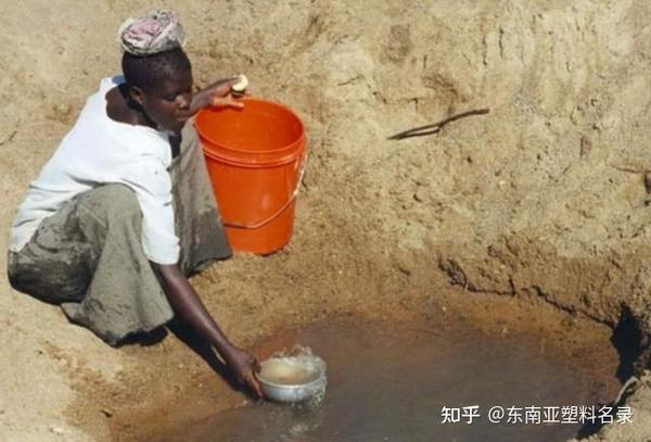 谁说非洲人渴死不打井?不能怪他们懒,只能说在非洲挖一口井太难