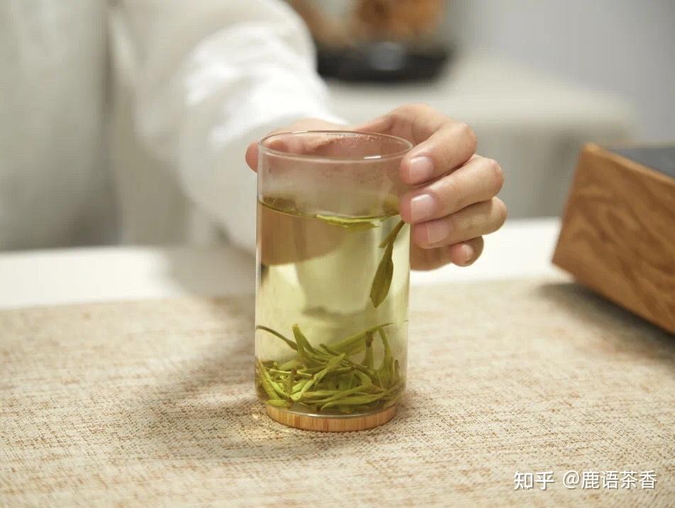 03用沸水冲泡绿茶,需注意以下三点① 茶量少一点:如果80℃水冲泡绿茶