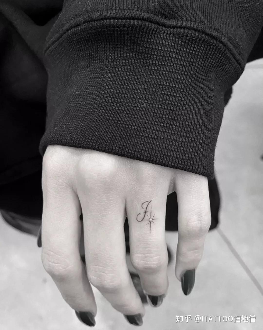 海莉选择了"j"作为她左手无名指的纹身,这是她丈夫贾斯汀名字首字母.