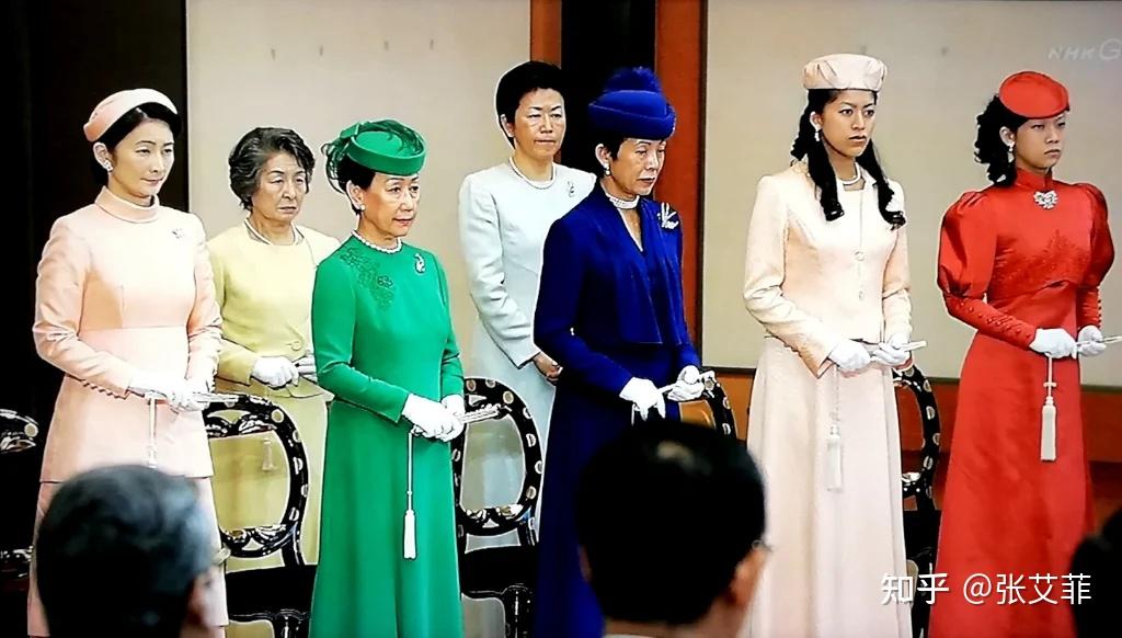 为什么日本皇室在公众场合很少穿和服