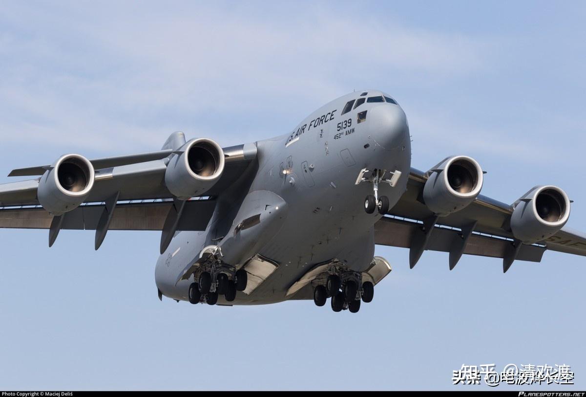 图:从喀布尔成功起飞的美军rch871号c-17a运输机图:冲入喀布尔国际