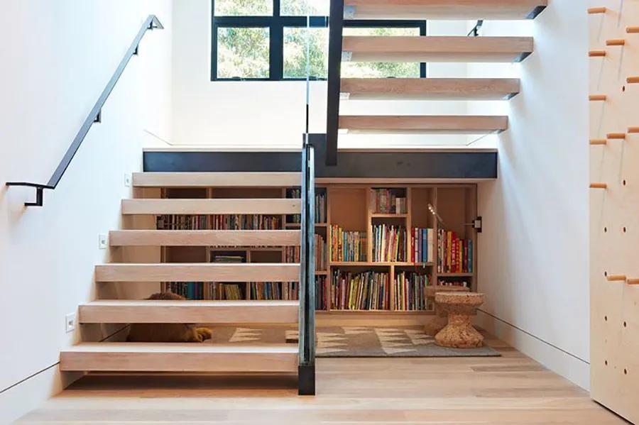 跃层设计或复式家居里,楼梯下都会有处梯形或三角形空间, 传统上不是