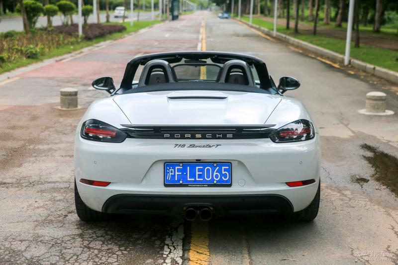718 boxter t饱满的车尾轮廓,配以低调的尾翼,浮雕的保时捷logo,以及