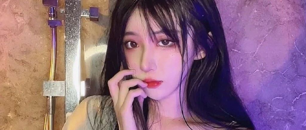 呆妹儿穿纸尿裤玩滑板,脚滑摔倒现裙底