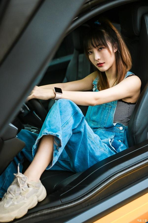超a的妹纸给宽体宝马i8当车模,魅力无限,惹人喜爱