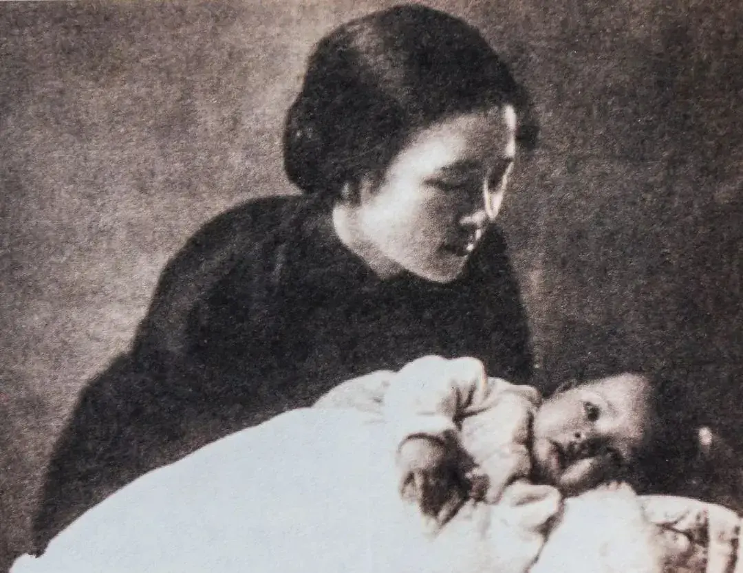 林徽因与幼子梁从诫美人迟暮1945年,抗战终于胜利了.