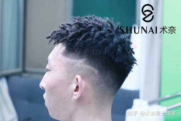 因为只需要 正常洗头 吹干就可以  其实这款免打理的黑人烫刚烫完的