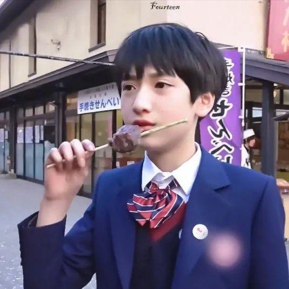 可以提供一些严浩翔小时候的照片嘛不带水印
