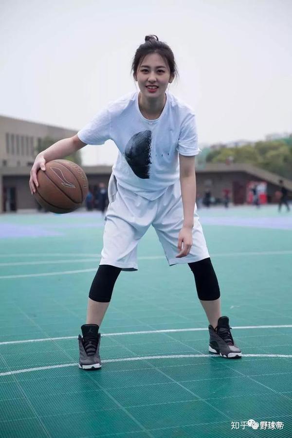 这么漂亮的女孩!既当球员又当裁判?真是没天理了!