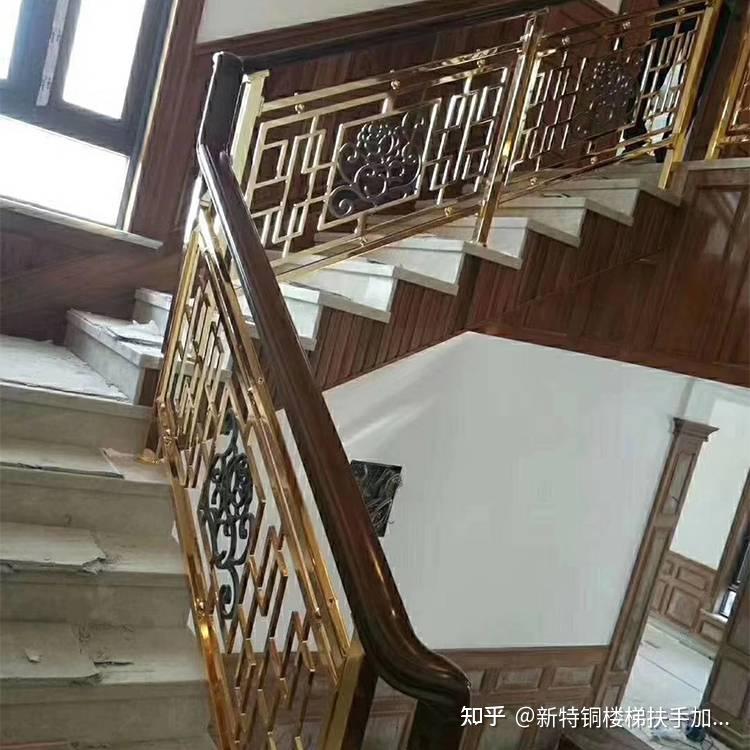 随之而来的就是各式各样的楼梯样式,楼梯扶手是一个舒/适的楼梯必不可