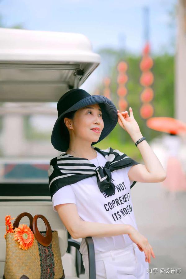 女人到了中年拍照别比剪刀手,送你7个姿势,拍照优雅好看有气质