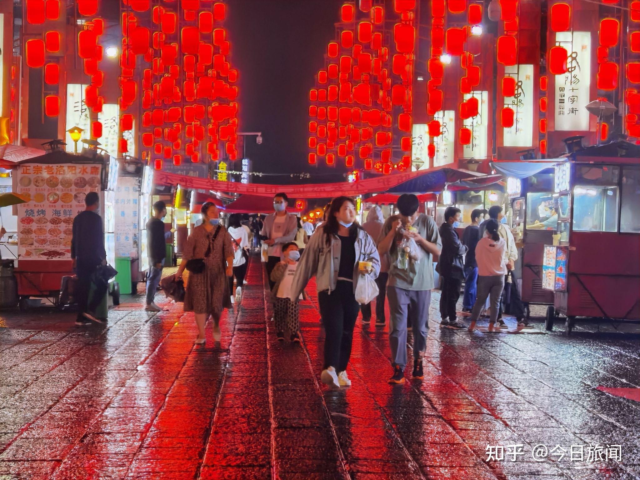 洛阳老城十字街恢复雨夜中的美食街尽显别样风情诱香使人馋涎