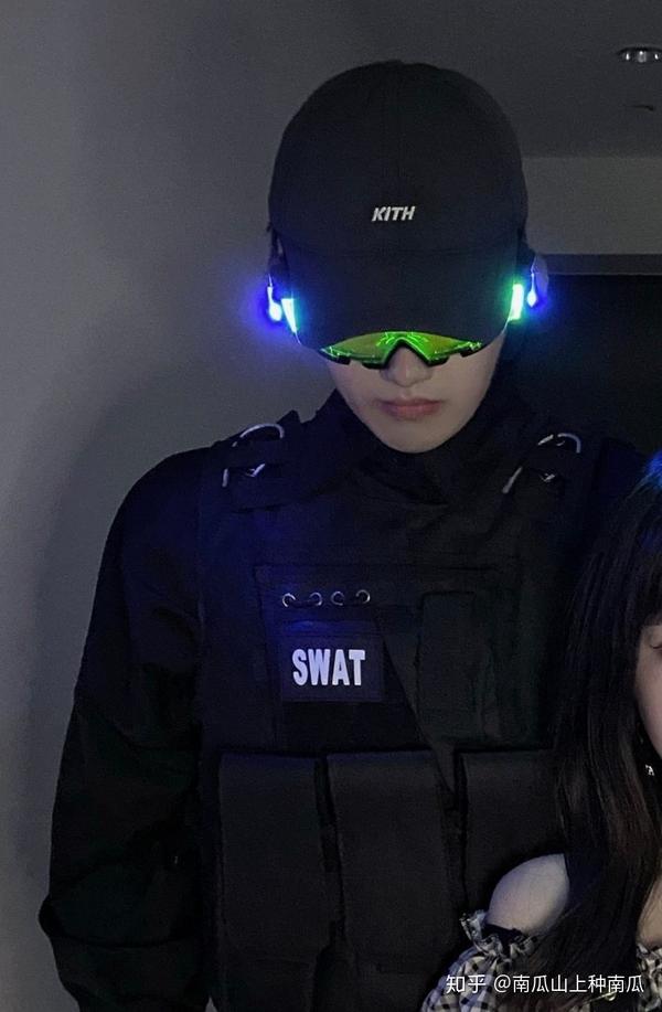 比心上苏以澈的主页,那个看书的男人不就是林斯吗?