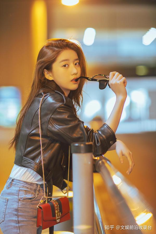 宋祖儿关晓彤李凯馨,95后小花机场照哪个是你心中时尚咖?