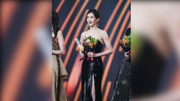 {初哆咪}《三十而已》江疏影3女星同框重聚典礼红毯