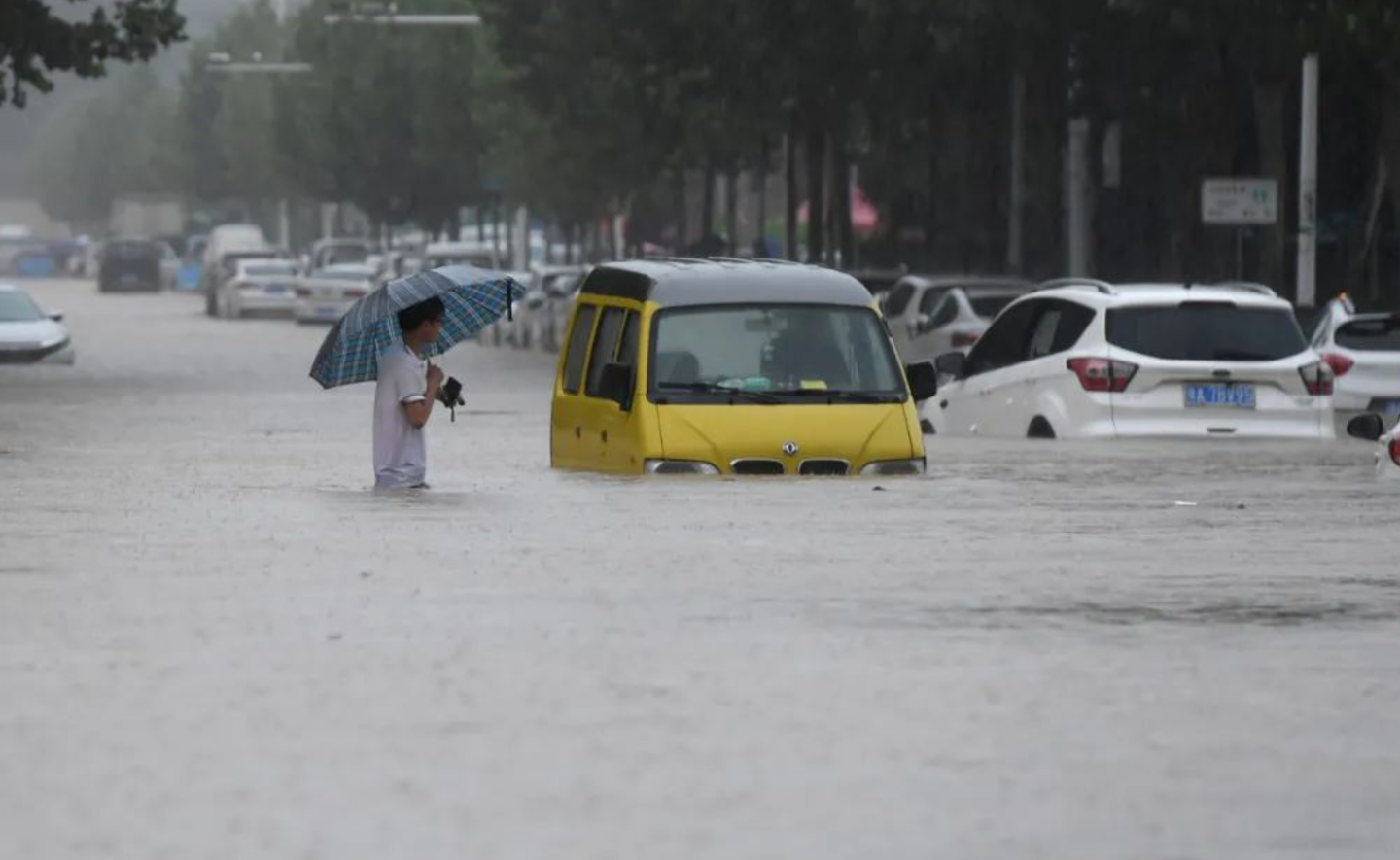 河南暴雨,大量汽车泡水,燃油车跟电动汽车谁情况更糟糕?