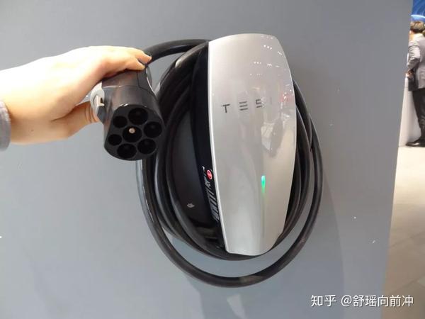 买车后,特斯拉公司会在车主家中免费安装一个充电桩,使用的是第二代