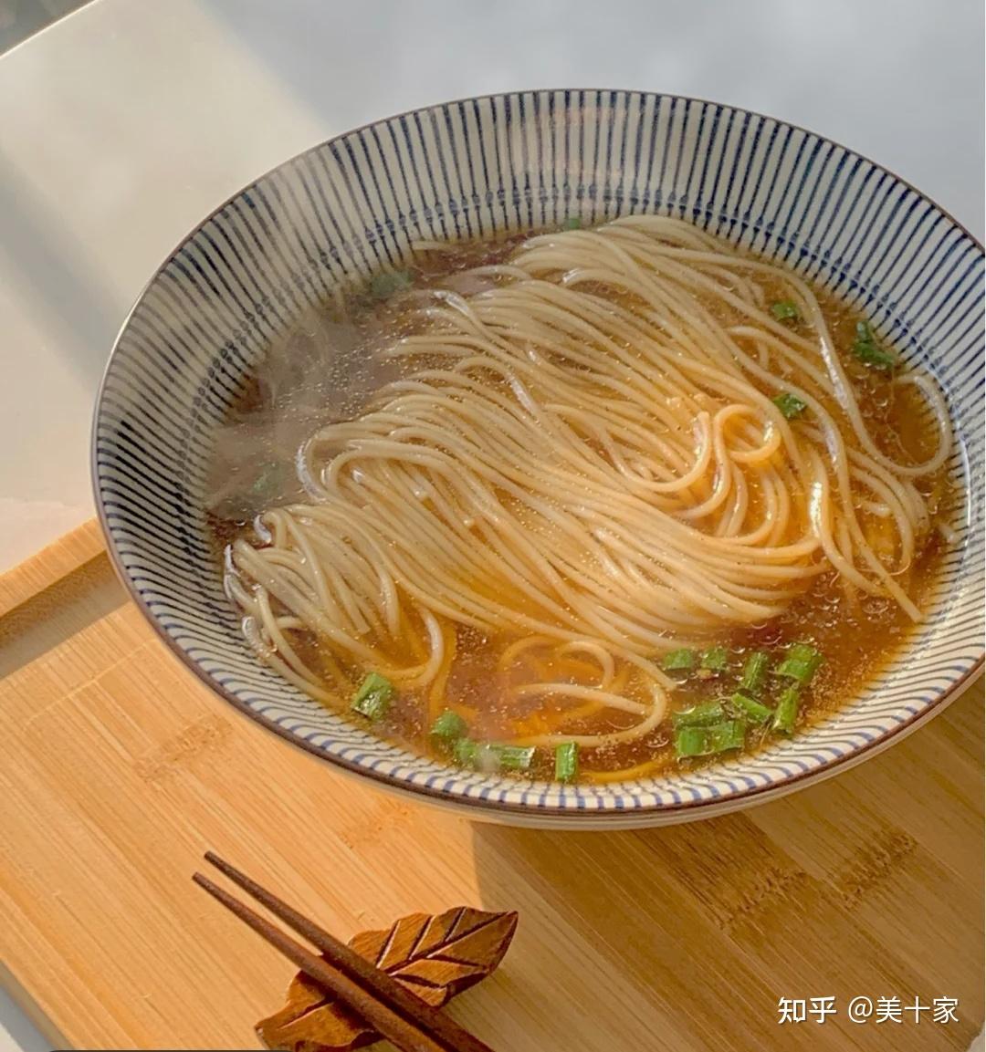 这一碗热乎乎的清汤面吃下去,暖心又养胃.