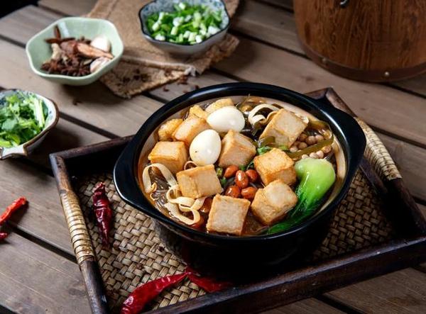 但是,关于麻辣烫,坊间流传着各种不好的传闻:用的食材差,放了罂粟壳