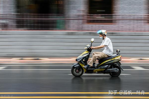 骑电动车的你戴头盔了吗