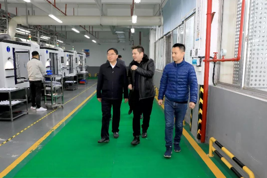 签约仪式之前,许立峰一行在李锦林的陪同下,先后到周江电子信息产业园