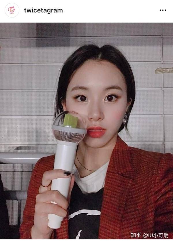 twice孙彩瑛手持iu官方应援棒