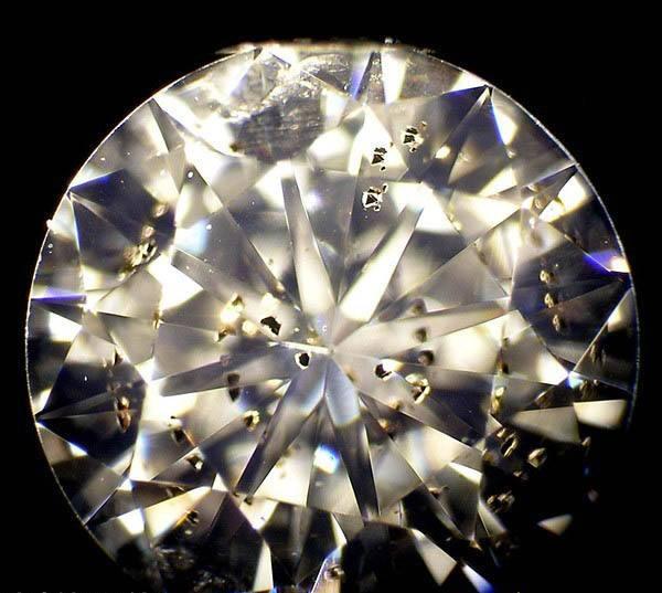 p级钻石典型的净度特征包括贯穿冠部刻面甚至延伸到台面的裂纹,位于