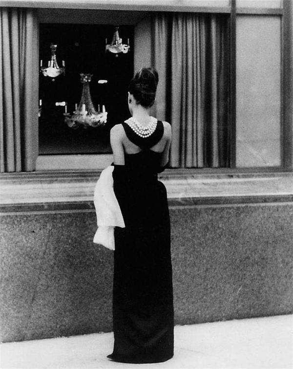 奥黛丽·赫本 《蒂凡尼的早餐》 | 如果你不知道穿什么,一条小黑裙准