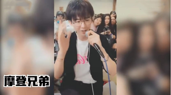 摩登兄弟乐队的刘宇宁的歌声,给人一种豁达,无陲广大的感觉.