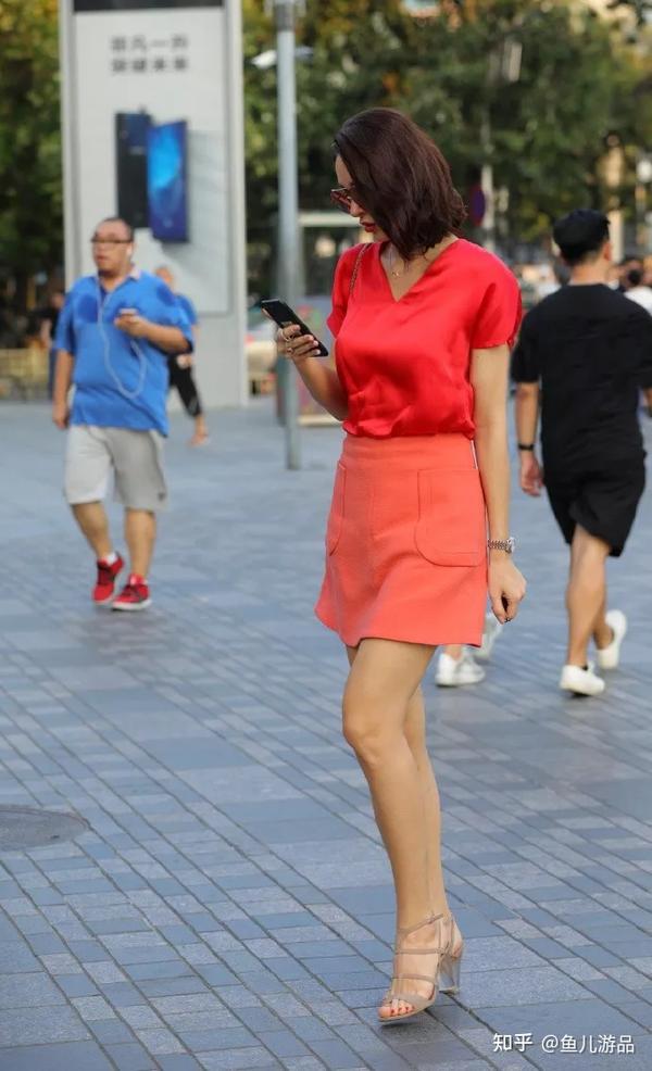 街拍:时尚服饰搭配高跟鞋,秀出女性魅力的好身材
