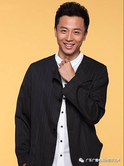 他们是来自广东广播电视台珠江频道的搞怪美女毛琳以及型男主持宋嘉其